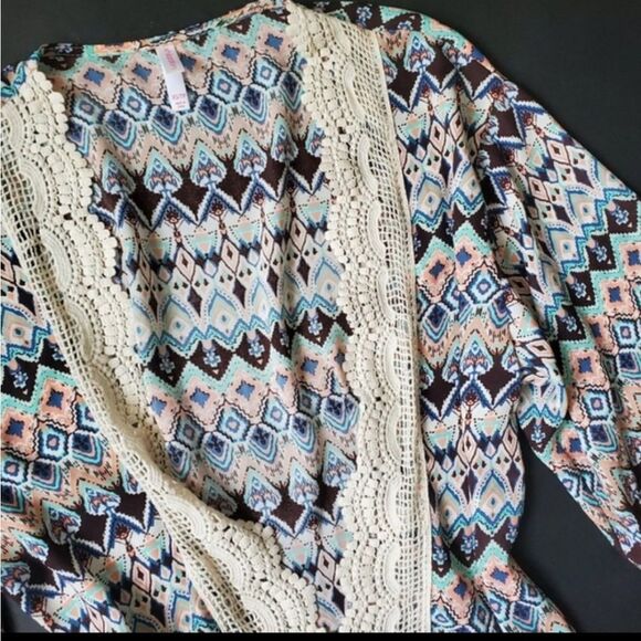 Xhileration Aztec Lightweight Shaw cover - Picture 3 of 8